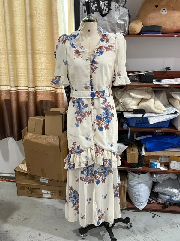 女性花柄シフォンマキシドレスロマンチックなディープ V ネックフラッタースリーブ高低レーストリムドレス 2026 夏エレガントなレディガウン