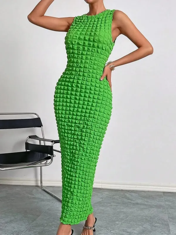 A casual and elegant lady's small round-neck fashionable sleeveless popcorn long dress for a date