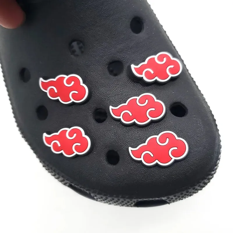 "Naruto merchandise Akatsuki organisation logotyp sko berlocker skor med hål spänne DIY män grossist"