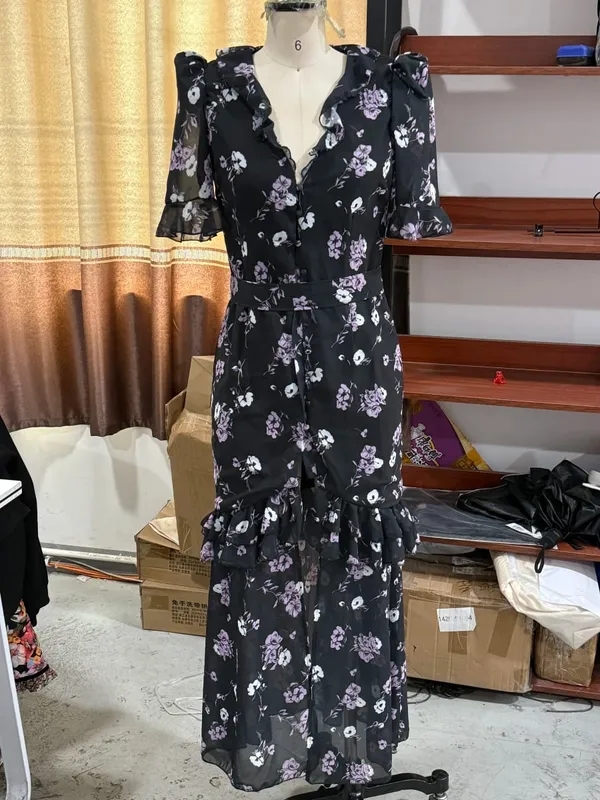 女性花柄シフォンマキシドレスロマンチックなディープ V ネックフラッタースリーブ高低レーストリムドレス 2026 夏エレガントなレディガウン