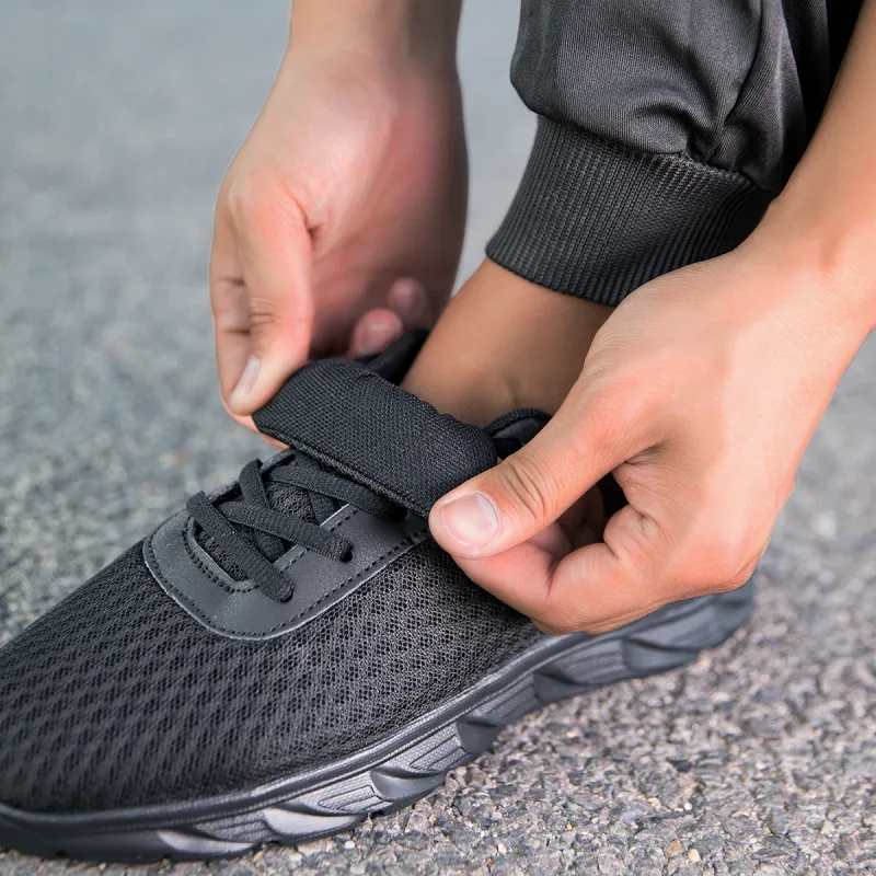 Chaussures de Sport noires solides pour hommes, tige en maille creuse, semelle légère antidérapante, entraînement décontracté, voyage quotidien, Sport de plein air