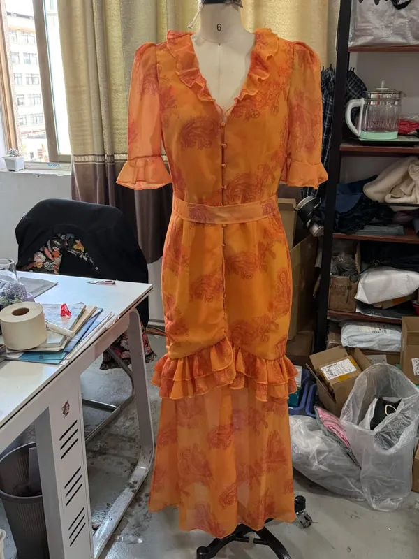 女性花柄シフォンマキシドレスロマンチックなディープ V ネックフラッタースリーブ高低レーストリムドレス 2026 夏エレガントなレディガウン