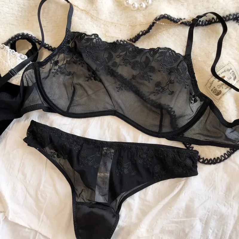 Sexy sada spodního prádla s krajkou a květinovou výšivkou pro ženy Francouzská ultratenká síťovaná průhledná podprsenka Odnímatelná ozdoba Spodní prádlo s řetízkem