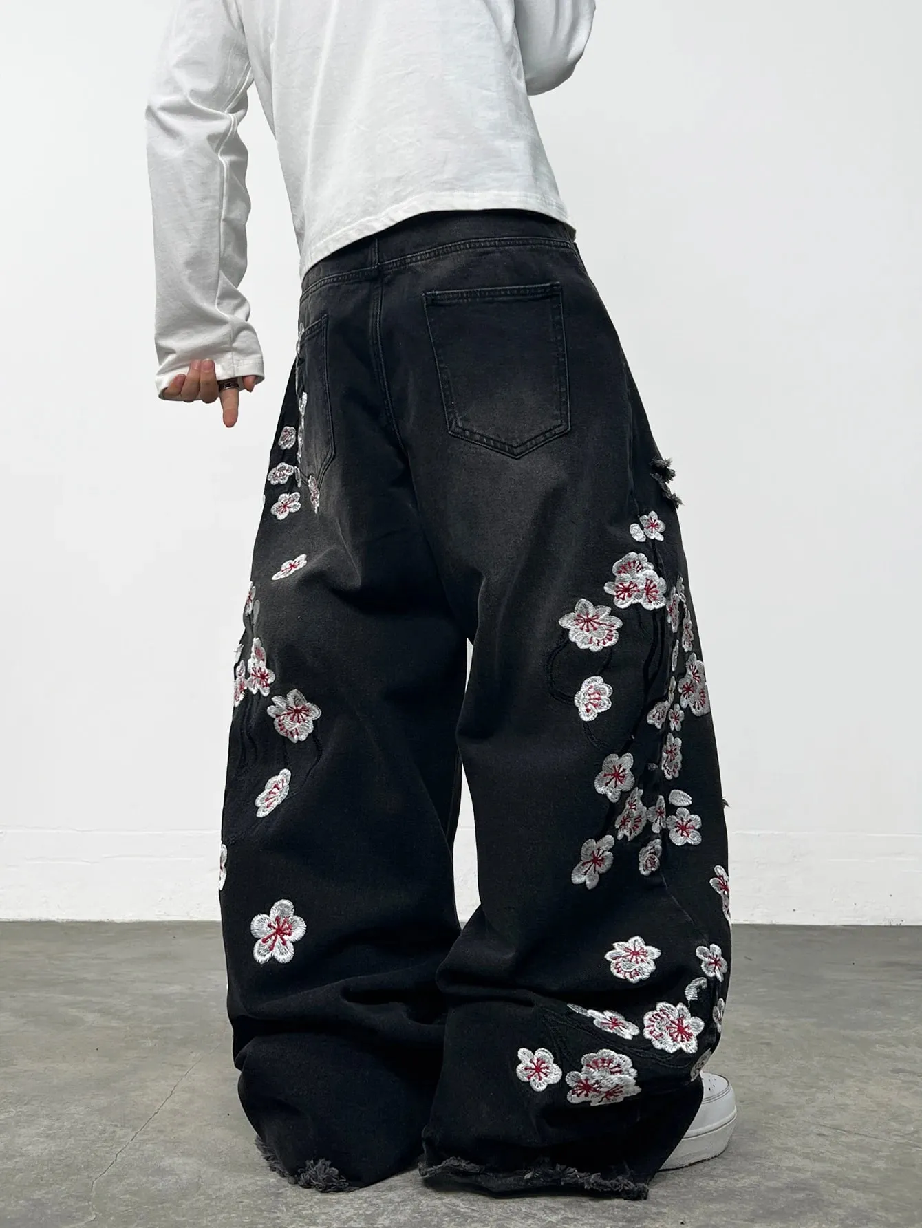 American Retro Floral Embroidery Ripped Design Black Men's Loose Jeans Washed Y2K Street Style Versatile Pants — image 3