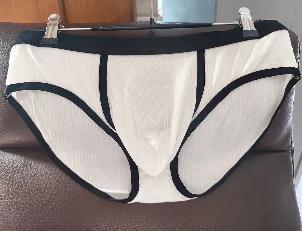 Men's briefs with fashionable and sexy underpants and large pockets