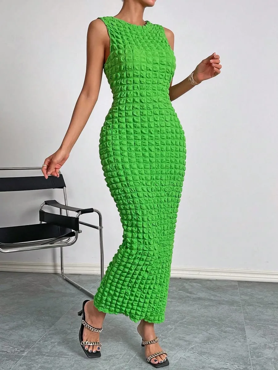 A casual and elegant lady's small round-neck fashionable sleeveless popcorn long dress for a date — image 1