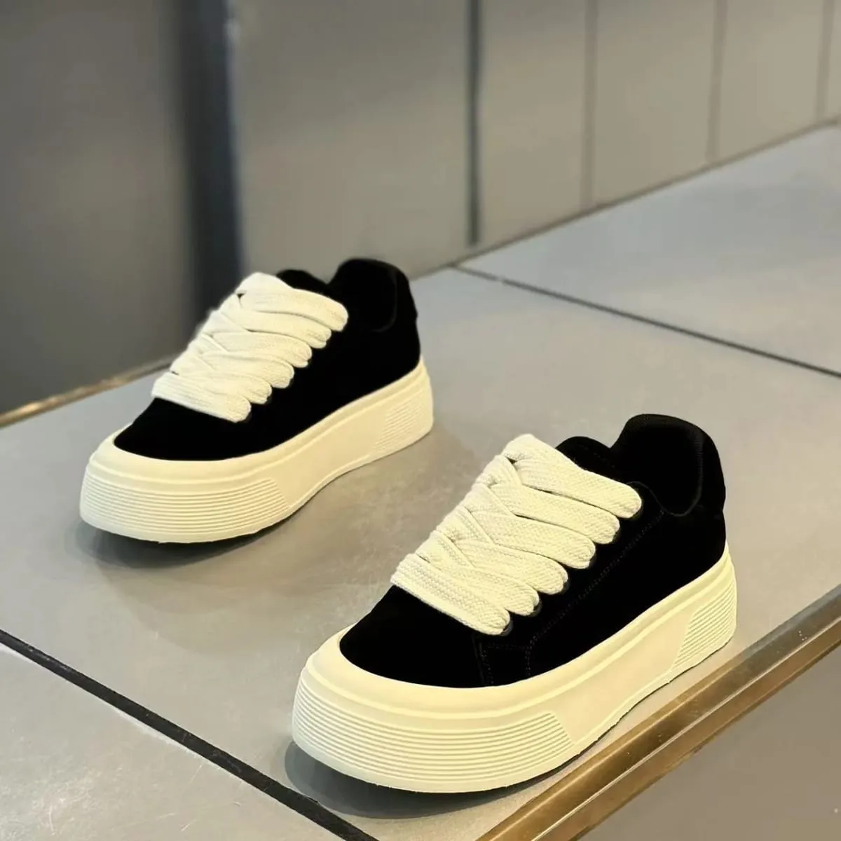 Men Suede Platform Sneakers Thick Sole Casual Skate Shoes Lace Up Comfortable Non Slip Retro Sports Shoes for Men