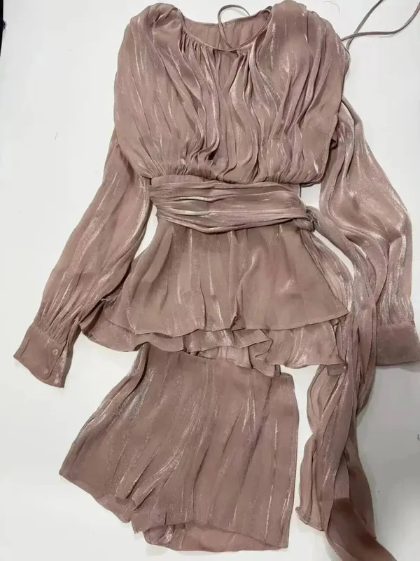 2026 nova moda verão roupas femininas em torno do pescoço lanterna mangas cetim vestido curto com shorts sob duas peças conjunto — image 16