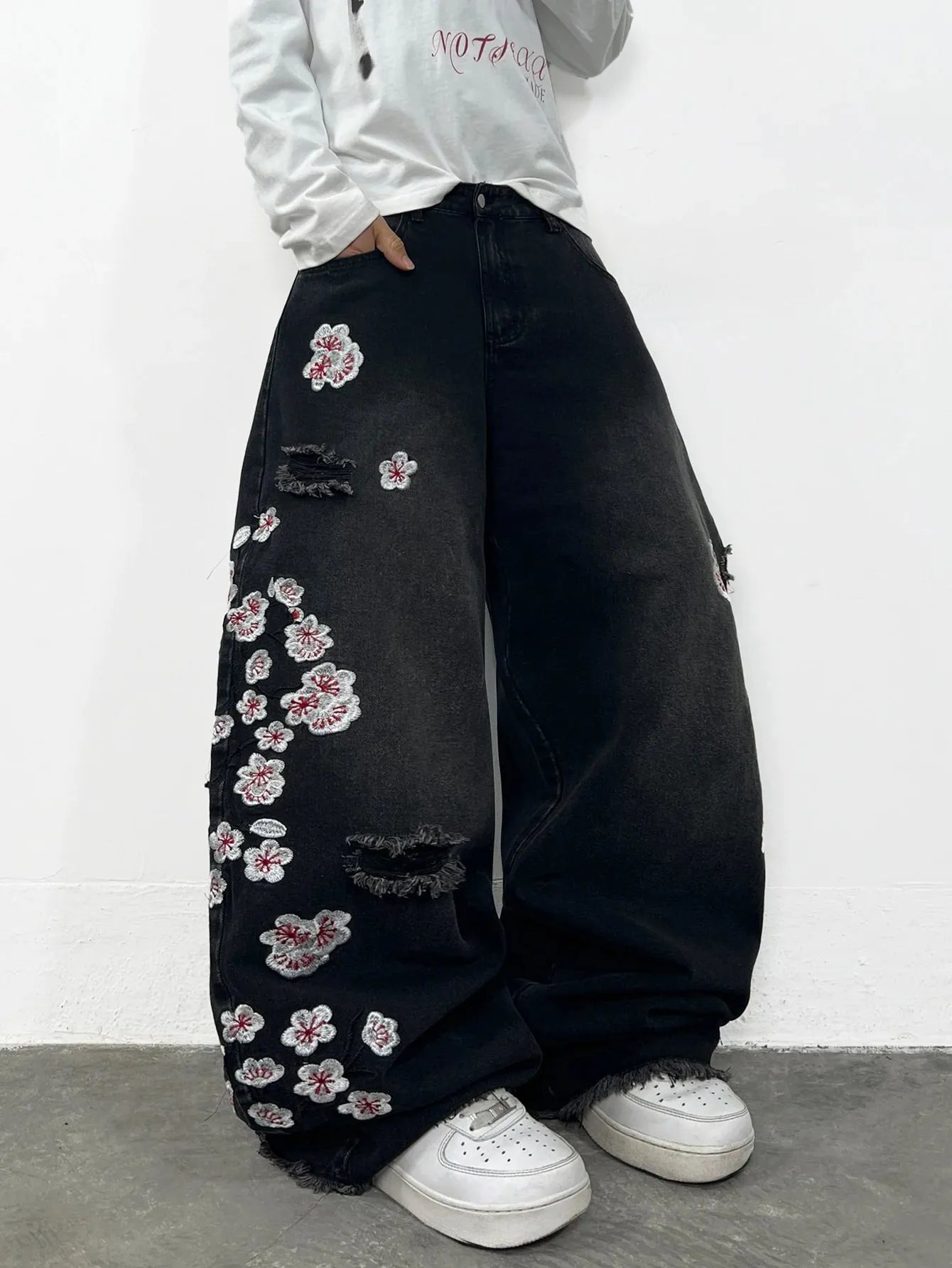American Retro Floral Embroidery Ripped Design Black Men's Loose Jeans Washed Y2K Street Style Versatile Pants — image 2