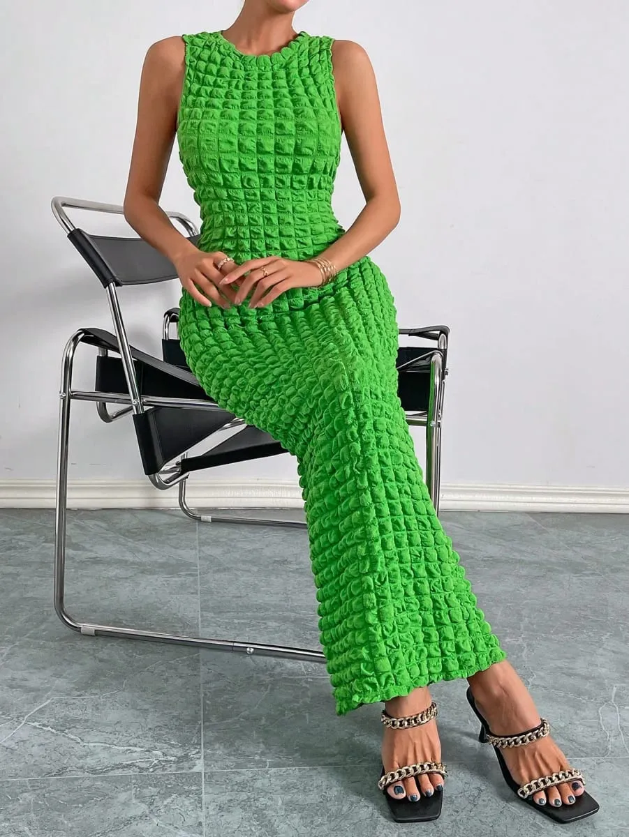 A casual and elegant lady's small round-neck fashionable sleeveless popcorn long dress for a date — image 5