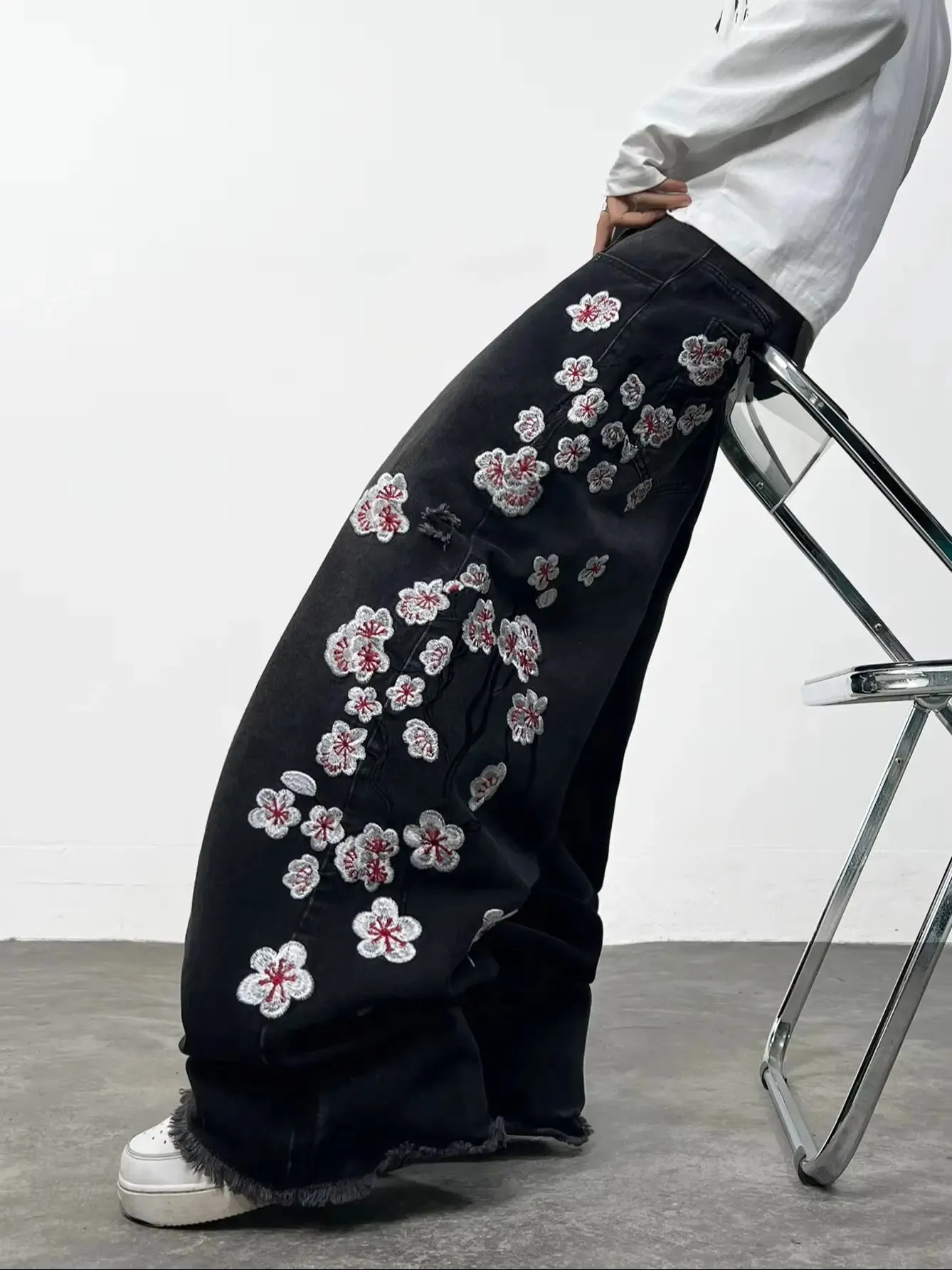 American Retro Floral Embroidery Ripped Design Black Men's Loose Jeans Washed Y2K Street Style Versatile Pants