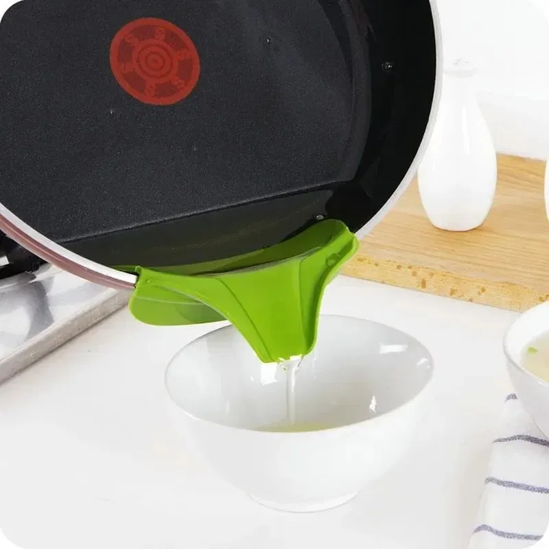 Spout Funnel for Pots Pans and Bowls and Jars Kitchen Gadget Tools Creative Silicone Liquid Funnel Anti-spill Slip On Pour Soup — image 3