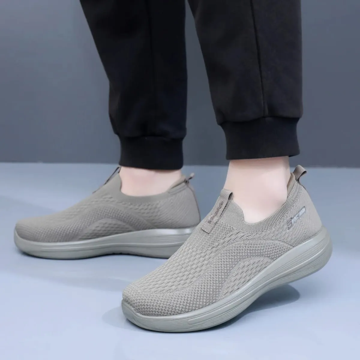Men's Flying Mesh Knit Slip-on Shoes Breathable Mesh Thick Sole Lightweight Casual Walking Sneakers Outdoor Footwear