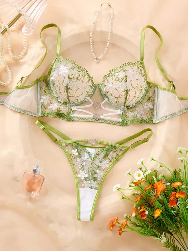 A4 blommig spetsunderkläderset för kvinnor bygel-bh & stringset Hjärta strass Sheer Mesh Sexiga franska underkläder Intim nattkläder