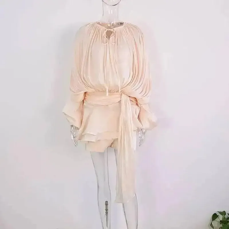 2026 nova moda verão roupas femininas em torno do pescoço lanterna mangas cetim vestido curto com shorts sob duas peças conjunto