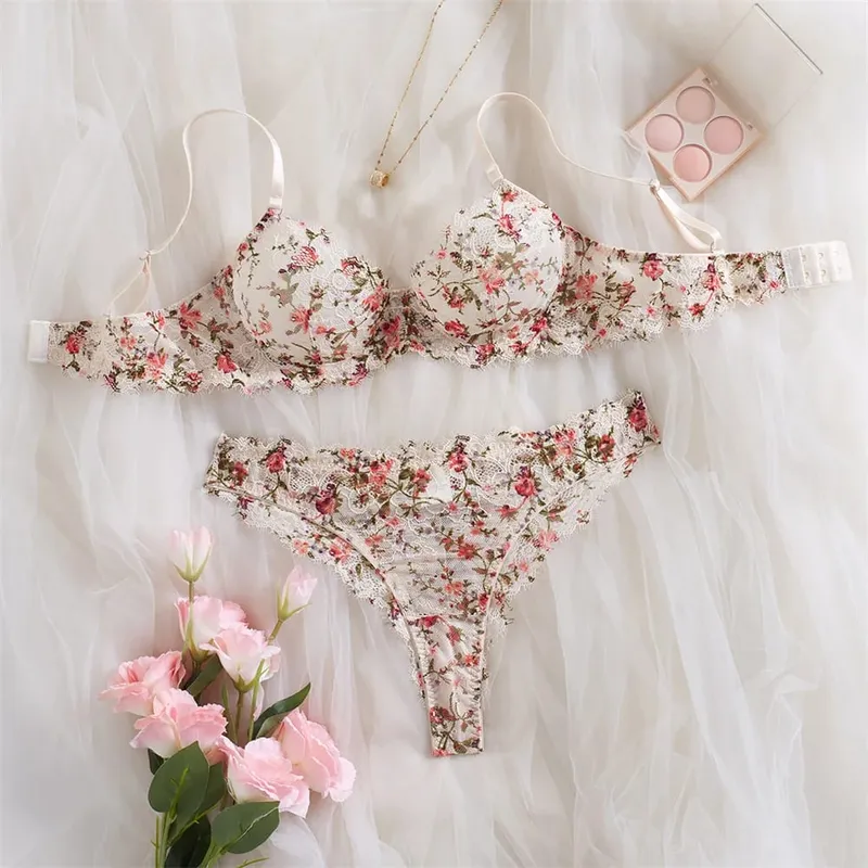 Krasapt franska blommor broderi underkläder 2 st set Fancy spets patchwork genomskinlig behåar och trosor Kostymer Sexiga erotiska outfits