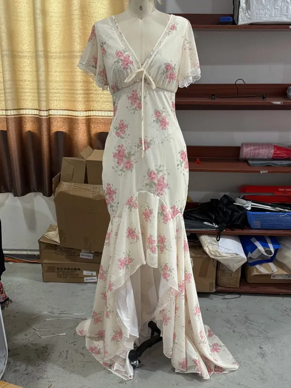 女性花柄シフォンマキシドレスロマンチックなディープ V ネックフラッタースリーブ高低レーストリムドレス 2026 夏エレガントなレディガウン