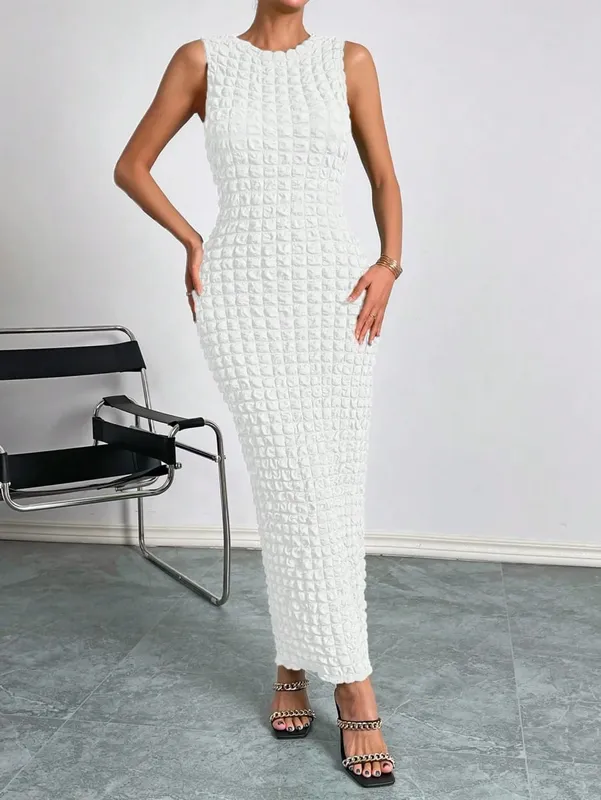 A casual and elegant lady's small round-neck fashionable sleeveless popcorn long dress for a date — image 8