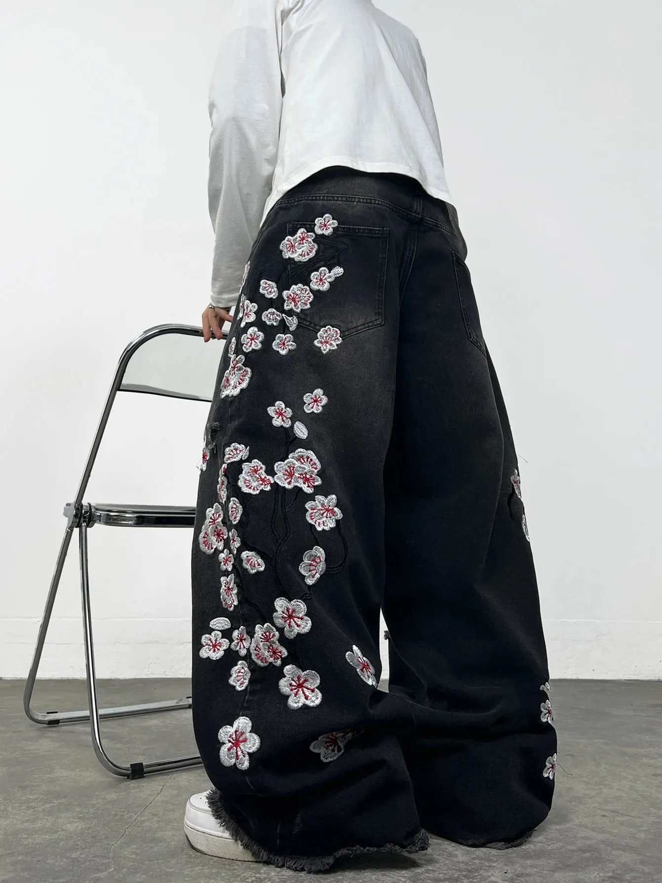 American Retro Floral Embroidery Ripped Design Black Men's Loose Jeans Washed Y2K Street Style Versatile Pants — image 5