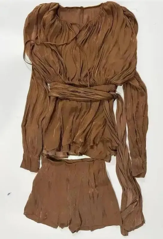 2026 nova moda verão roupas femininas em torno do pescoço lanterna mangas cetim vestido curto com shorts sob duas peças conjunto — image 15