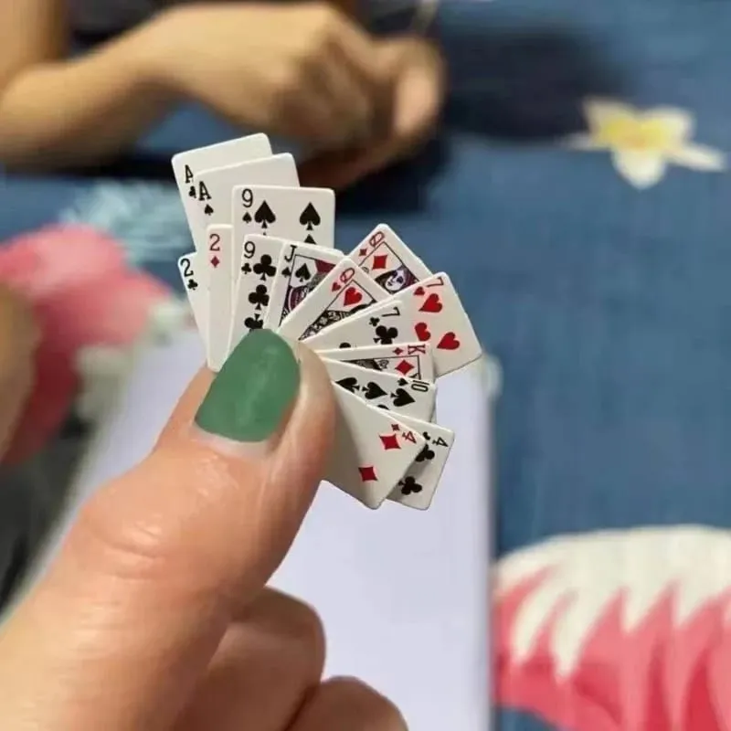 재미 있은 귀여운 미니 카드 놀이 포커 게임 슈퍼 작은 카드 스푸핑 선물 여행 장난감 장난 꾸러기 소품 소형 포커 카드 — image 4