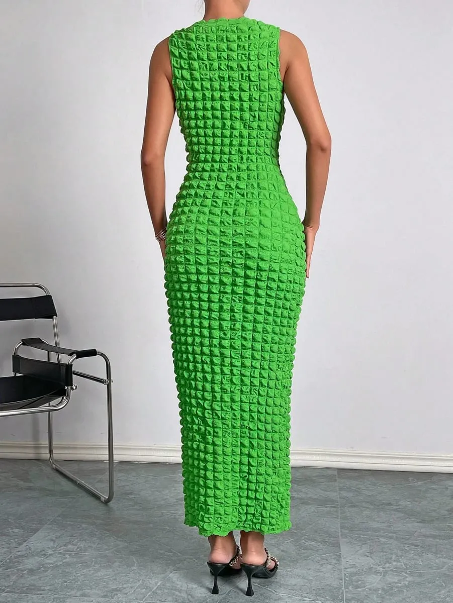A casual and elegant lady's small round-neck fashionable sleeveless popcorn long dress for a date — image 2