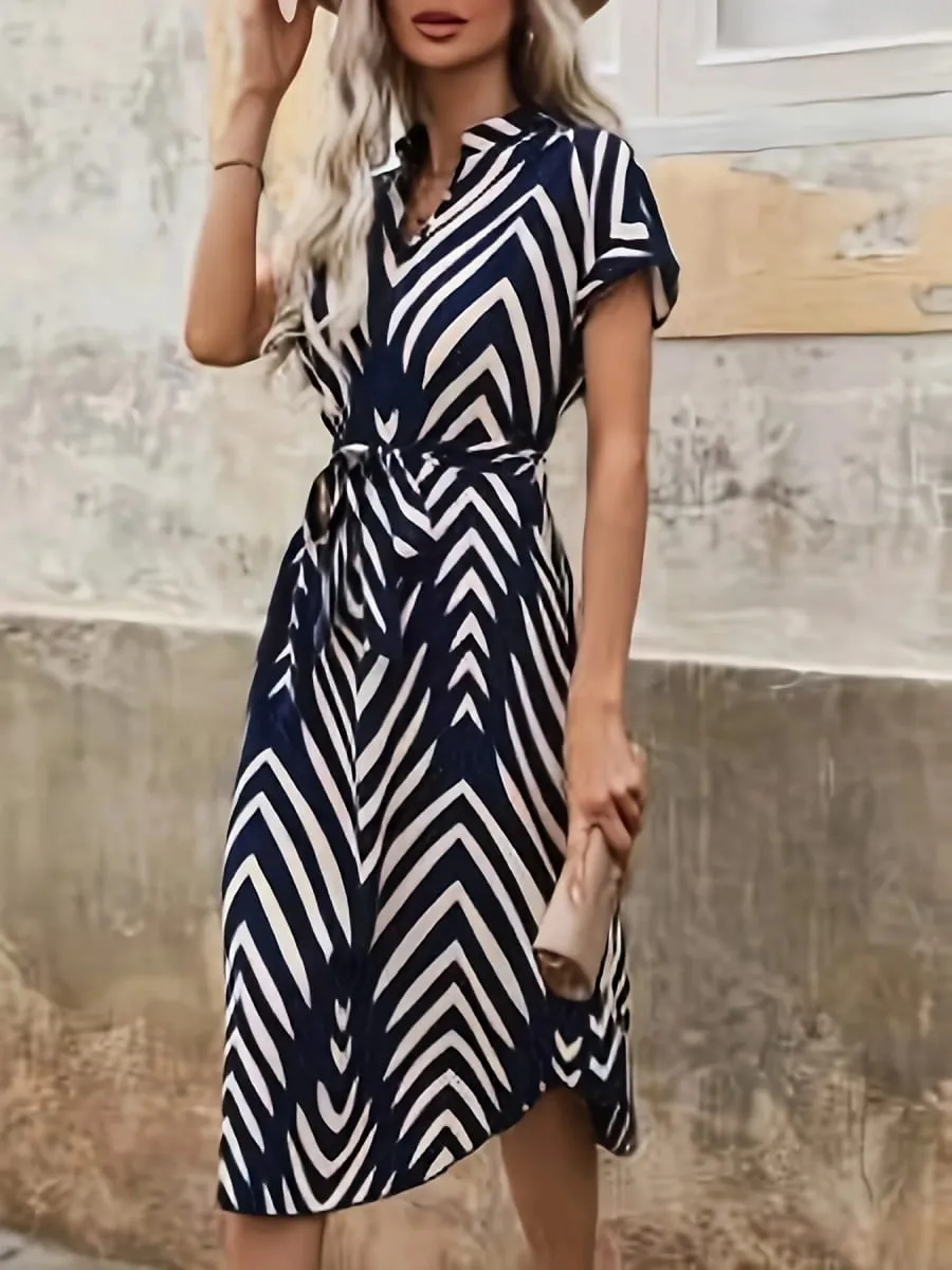 2024 Nya modekläder för sommaren Dam Elegant och avslappnad V-ringad Kortärmad Stripe Bekväm klänning med bälte — image 4