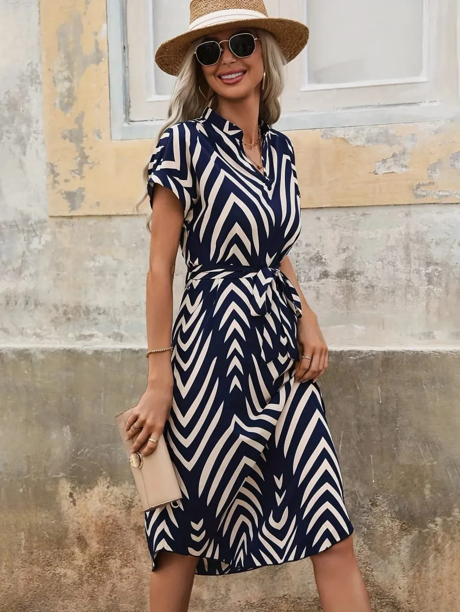 2024 Nya modekläder för sommaren Dam Elegant och avslappnad V-ringad Kortärmad Stripe Bekväm klänning med bälte — image 5