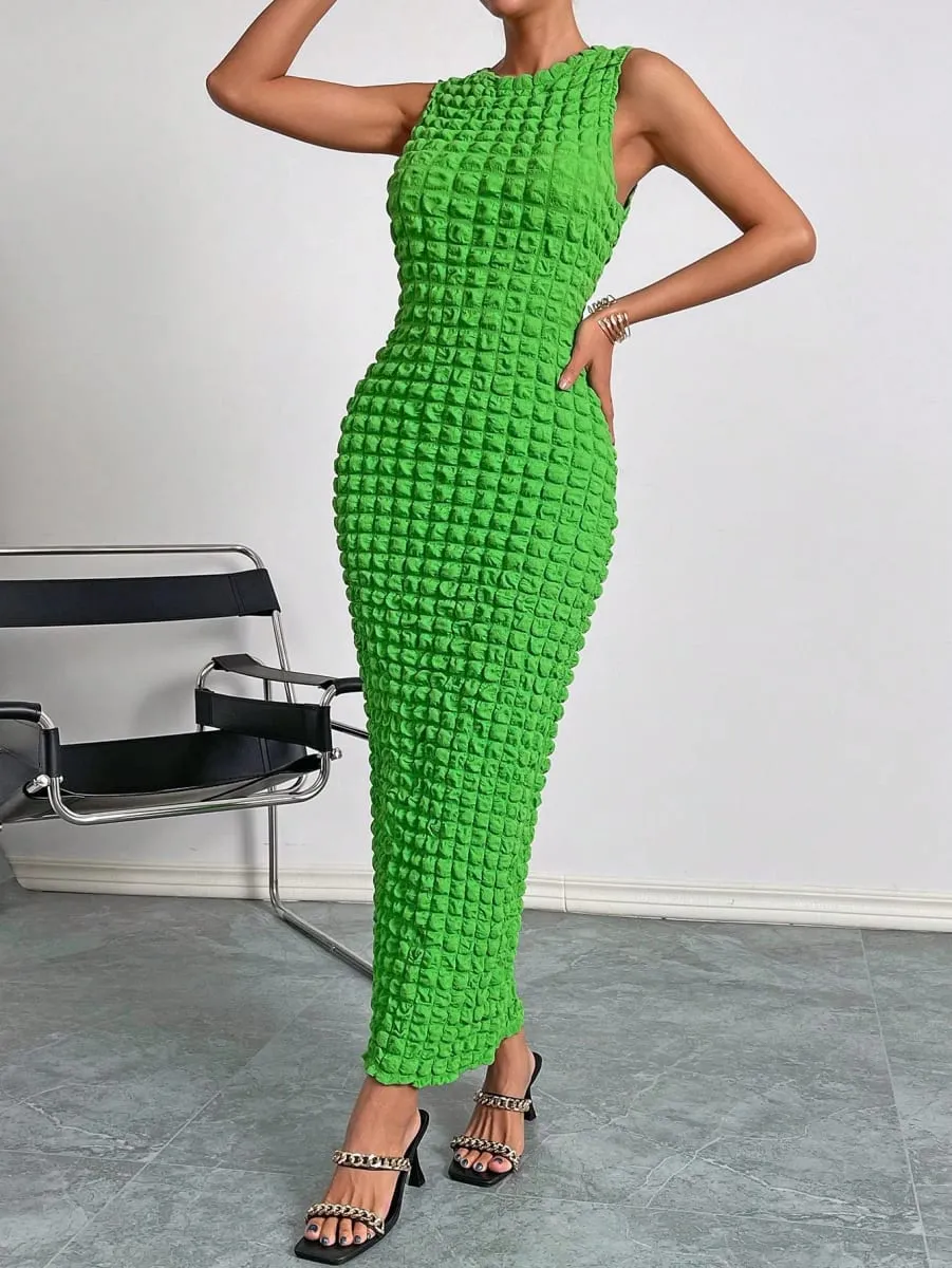 A casual and elegant lady's small round-neck fashionable sleeveless popcorn long dress for a date — image 6