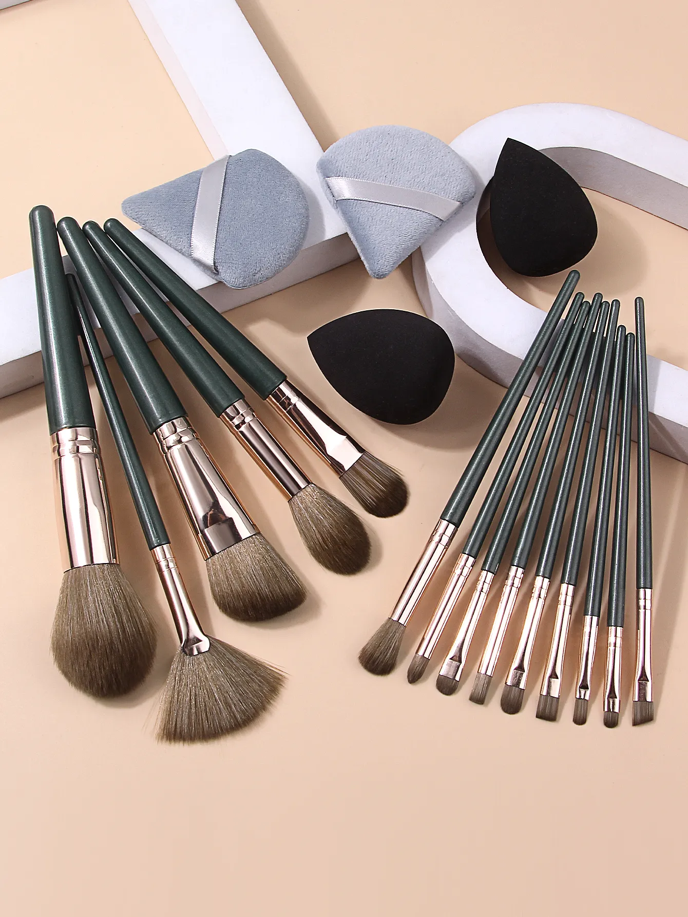 18Pcs Makeup Brush Set Soft Cosmetic Brushes for Powder Blush Eyeshadow Foundation with Beauty Sponge & Triangle Puff — image 2