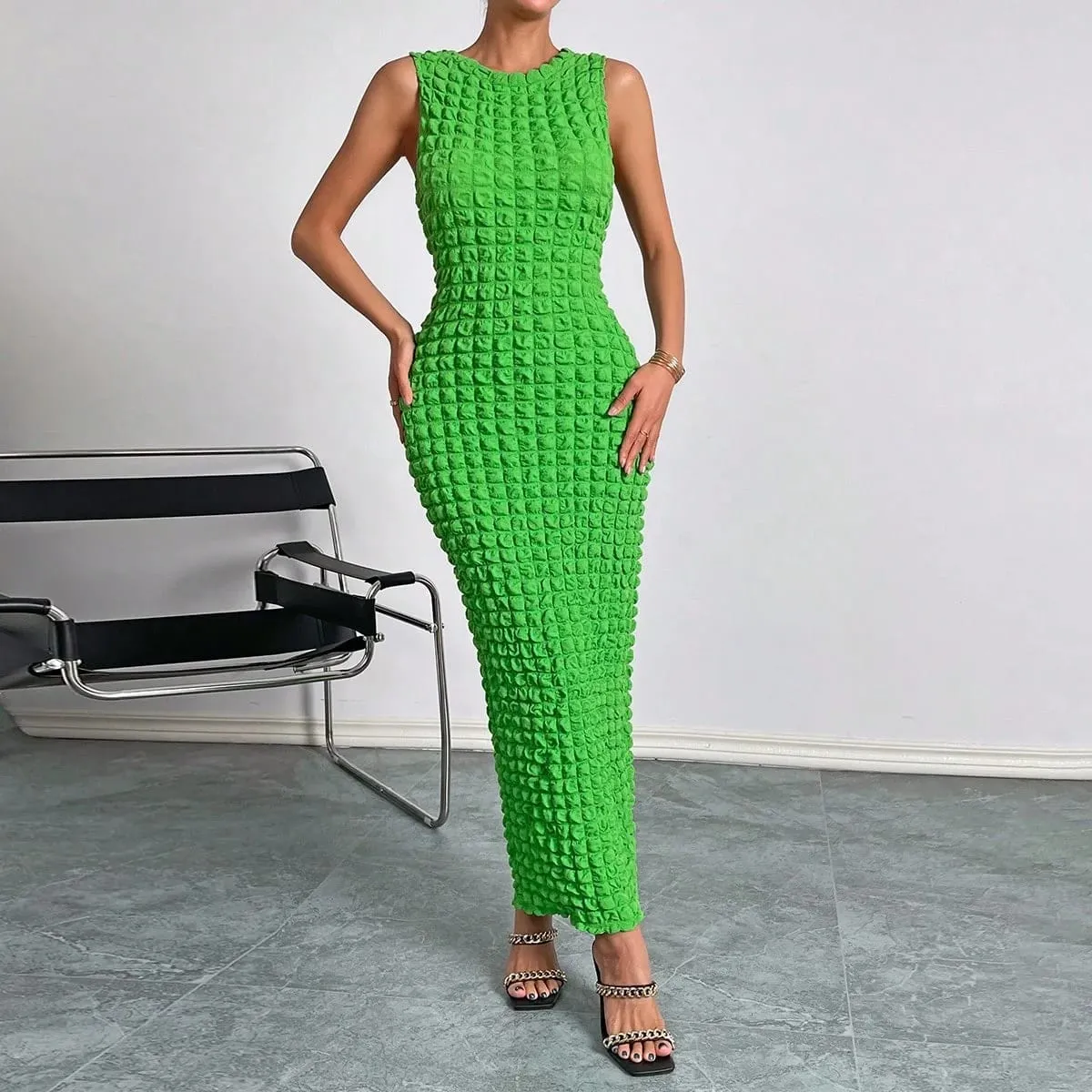 A casual and elegant lady's small round-neck fashionable sleeveless popcorn long dress for a date — image 4