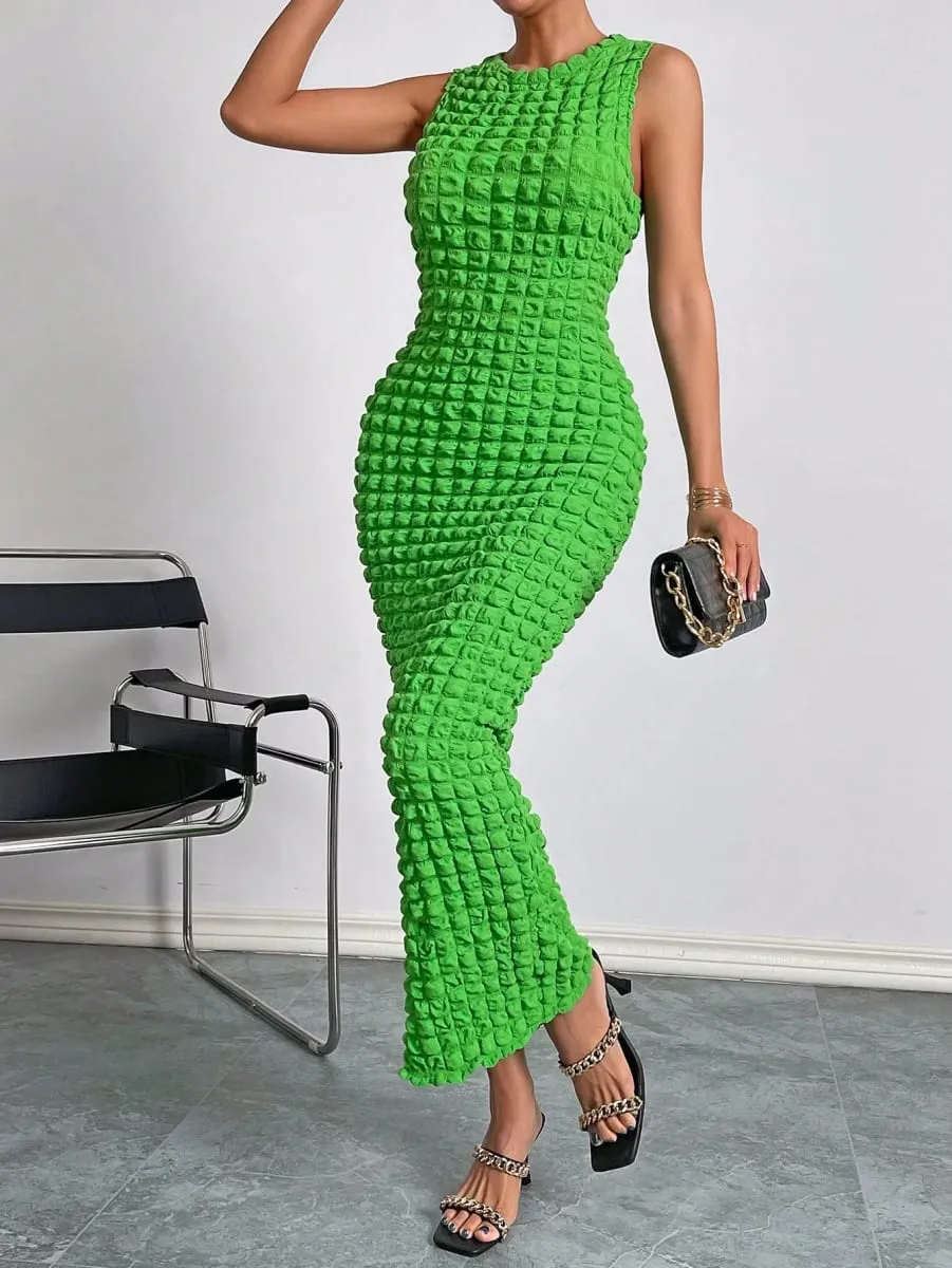 A casual and elegant lady's small round-neck fashionable sleeveless popcorn long dress for a date — image 3