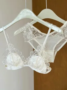 Bralette Renda Bordir Perancis Bra Cup Segitiga Nirkabel untuk Wanita Set Pakaian Dalam Elegan Tali Tipis Penutup Dada Kecil MOYISU